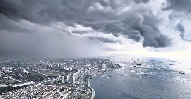 İstanbul suya teslim! Araçlar mahsur Yollar kapandı!