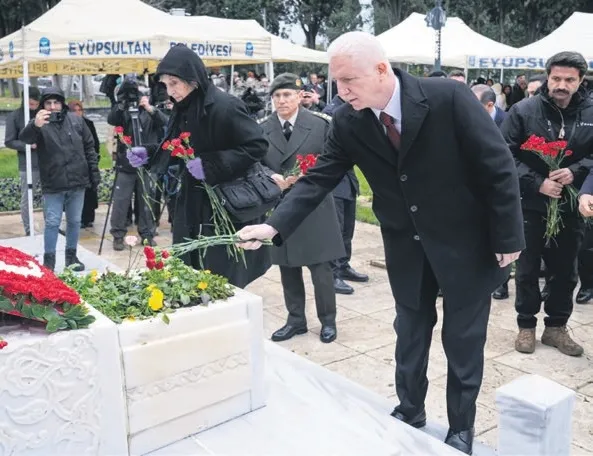 Mehmet Akif Ersoy vefatının 89’uncu yılında kabri başında dualarla anıldı!