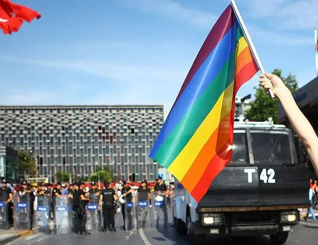 LGBT sapkınlığı salgına dönüşüyor! Aileler dikkat