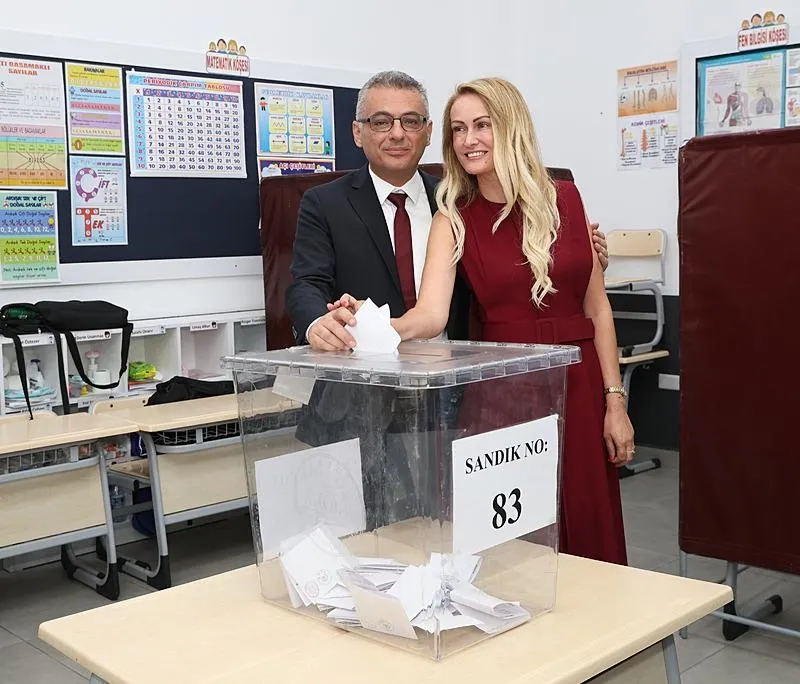 KKTC'de cumhurbaşkanı seçimi adaylarından CTP Genel Başkanı Erhürman oyunu kullandı. (AA)