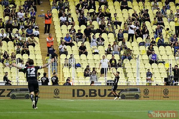 Kadıköy 7'den 70'e tek ses: Ali Koç istifa! İsmail Kartal pankartı kaldırıldı... İşte o görüntüler - 3