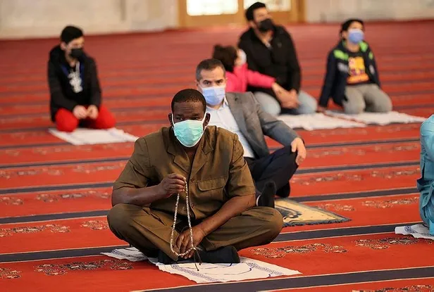 2021'in ilk sosyal mesafeli cuma namazı kılındı!-6