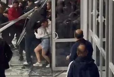 İranlılar cam kapıları kırdı!