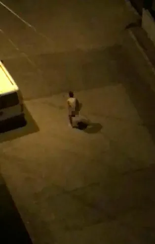 Çırılçıplak soyunup araç üzerine uzandı! Meydan dayağı yedi! Yer: Adana