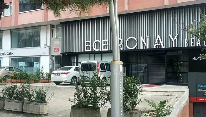 ece-ronayin-guzellik-merkezine-kursun-yagdi-1701626442513.jpeg Ece Ronay'a ikinci şok! Önce galeriye sonra güzellik merkezine kurşun yağdı! İşte merak edilen ilk açıklama...-2