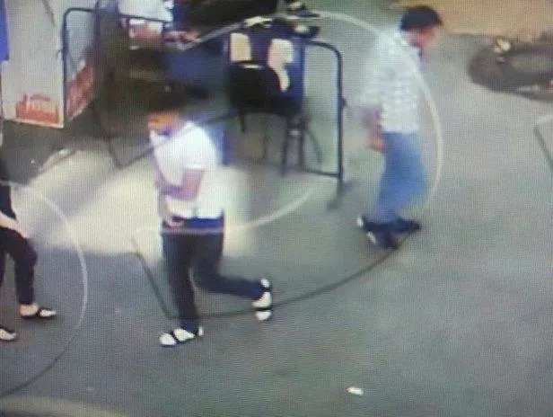 Son dakika: Diyarbakır'da polis memurunu şehit eden zanlının yanında bulunan 2 kişi teslim oldu-1