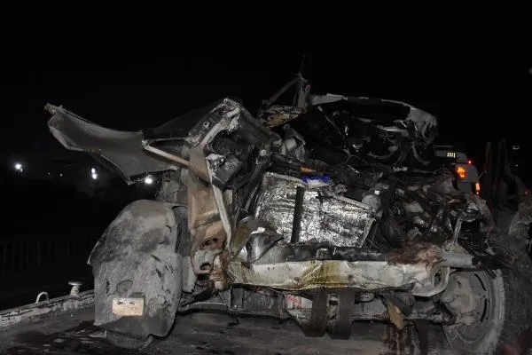 SON DAKİKA: Eskişehir'de gece yarısı zincirleme kaza: 1 ölü, 1 yaralı-3