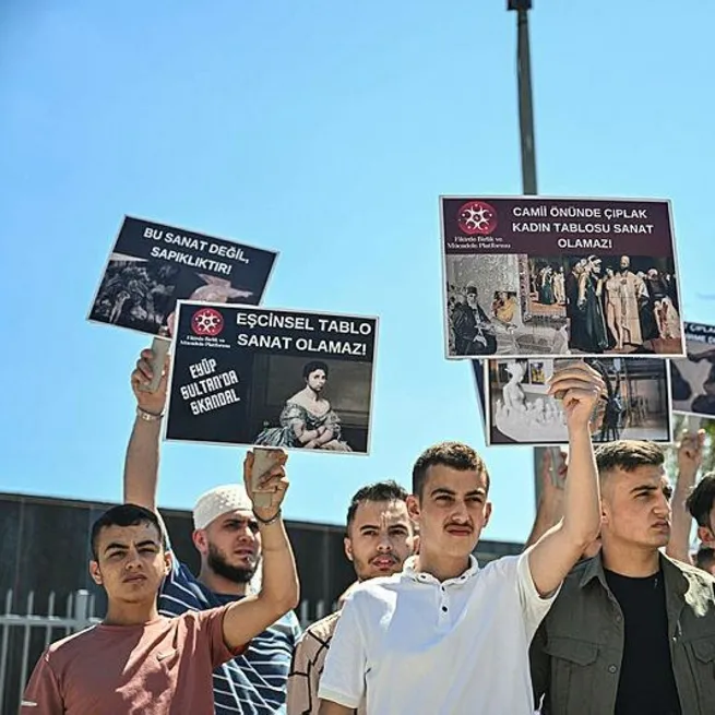 CHPli İBBnin açtığı Eyüpsultandaki Artİstanbul Feshane önünde sergi protestosu: LGBT propagandası, Gezi güzellemesi yapılıyor!