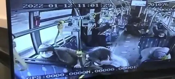 1643360114633.jpg Sarıyer'de iki İETT otobüsünün çarpışma anının otobüs içi görüntüleri ortaya çıktı-2