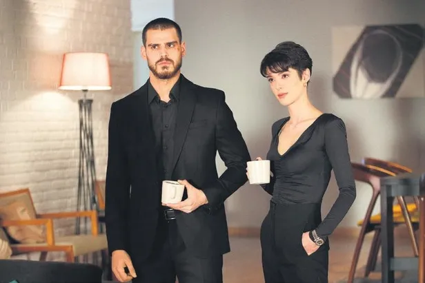 Güzel oyuncu Serenay Sarıkaya'nın kıyafeti baharı getirmiş dedirtti-11