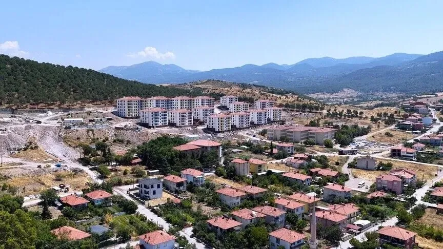 sindirgi-yeniden-doguyor-bir-yilda-bin-121-koy-evi-tamamlandi-1786414757525.jpeg Sındırgı yeniden doğuyor! Bakan Kurum açıkladı: "Toplam 1121 konut kazandırıyoruz"-3