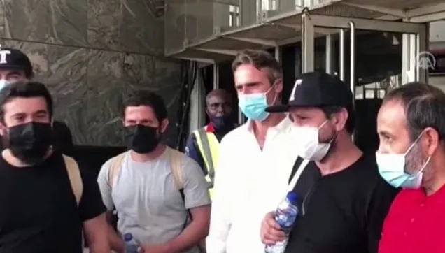 Serbest bırakılan Türk gemiciler ile ilgili flaş gelişme: Tamamı Türk Büyükelçiliği'ne getirildi