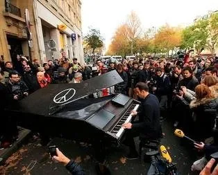 O piyanist Paris’te ortaya çıktı