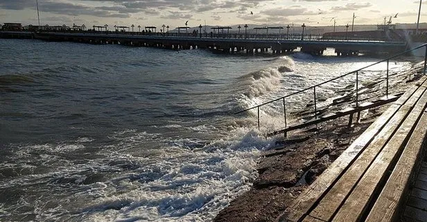 Gemiler limanda beklemeye geçti! Marmara Denizi ulaşımına poyraz engeli