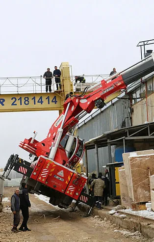 Devrilen vincin altında kalan işçi hayatını kaybetti