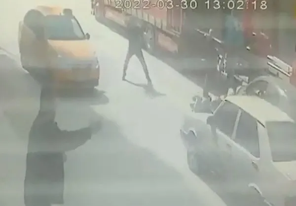 film-gibi-olay-dur-ihtarina-uymadi-kadin-polis-memurunu-otomobilin-kaputunda-200-metre-tasidi-1648644792784.jpg Film gibi olay! 'Dur' ihtarına uymadı kadın polis memurunu otomobilin kaputunda 200 metre taşıdı-6