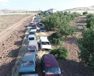 Elazığlının bahçesindeki 50 otomobil görenleri şaşırtıyor!