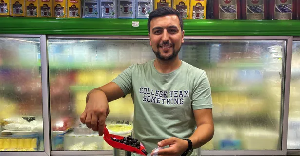 Hem eli hem gözü terazi gibi çalışıyor: Müşterisinin istediği gramı tutturamazsa parasını almıyor