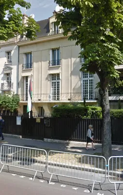 Paris'te ataşelik önünde patlama!