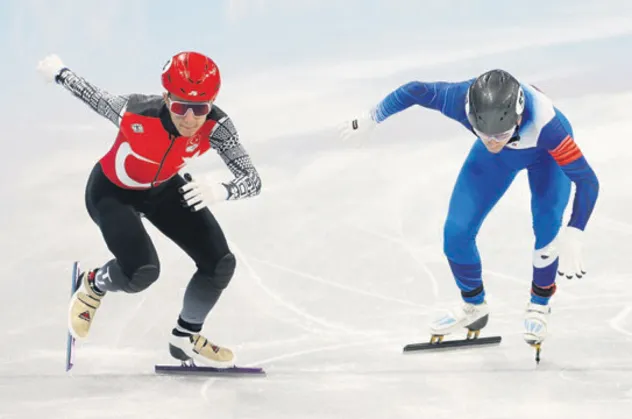 Ülkemizi kısa mesafe sürat pateninde temsil eden Furkan Akar olimpiyat tarihimizde bir ilke imza attı
