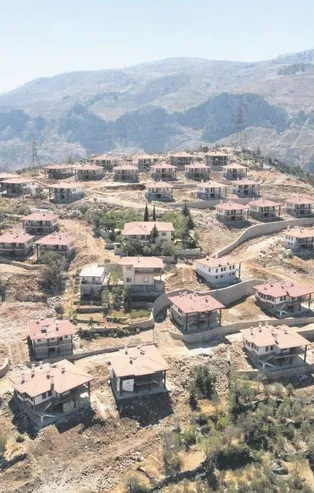 Manavgat'taki cumhuriyet tarihinin en büyük yangınında evleri yanan vatandaşlara yeni konak tarzı konutları teslim edildi