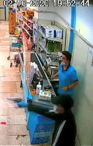 Markette dehşet! Kasiyere silah doğrultup 2 bin lira alan zanlı yakalandı