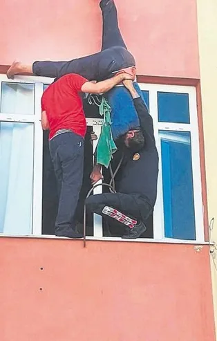 Örümcek adam! Anahtarını unutan 72 yaşındaki adam, evine çatıdan sarkıttığı iple girmeye çalışınca havada asılı kaldı