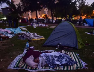 Deprem sonrası İstanbul'un en zor gecesi! Parklarda sabahladılar