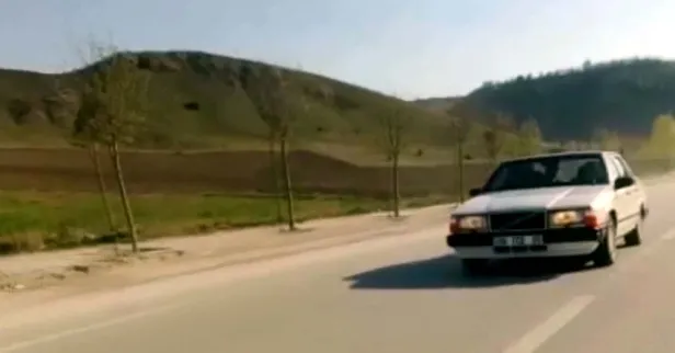 MHP Genel Başkanı Bahçeli’nin klasik araba turu! Ankara sokaklarını o şarkı eşliğinde böyle gezdi-1