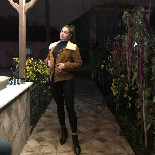 Survivor Ayşe Yüksel'e bir haller oldu gri büstiyeri süper minisiyle poz kesti! Masterchef'e konuk olan Ayşe Yüksel meğer...-4
