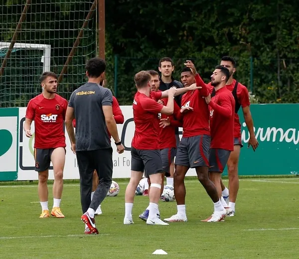 galatasaray-antrenmaninda-kavga-kerem-akturkoglu-ve-van-aanholt-birbirine-girdi-1657634897299.jpg Galatasaray antrenmanında kavga: Kerem Aktürkoğlu ve Van Aanholt birbirine girdi-6