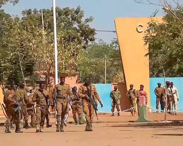 Burkina Faso'da ordu yönetime el koydu! Türk Dışişleri Bakanlığından mesaj geldi-1
