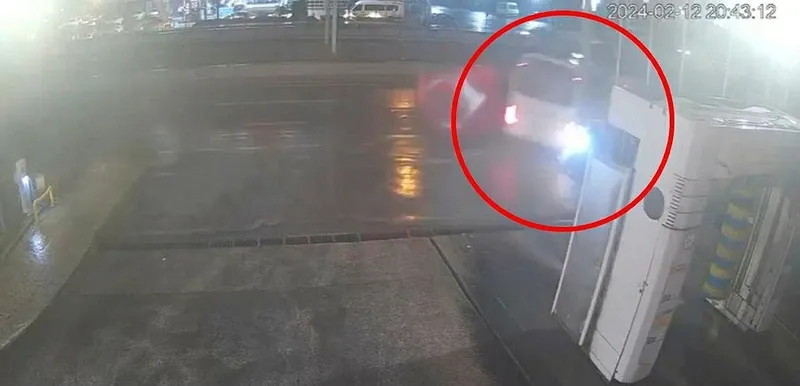 1707802224228.jpeg Bursa'da tur otobüsü aydınlatma direğine çarptı: 10 yaralı-2