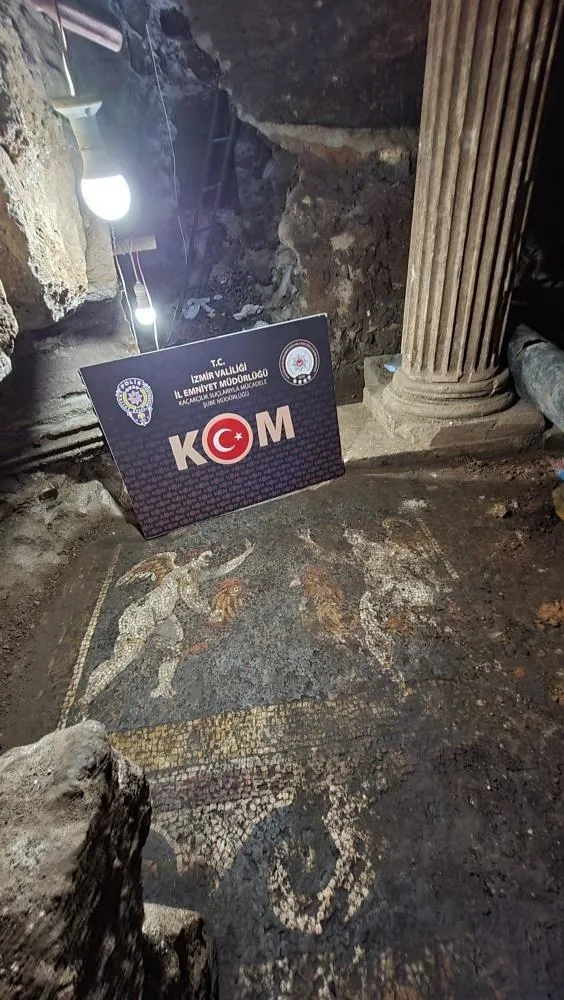İzmir'deki kaçak kazıdan 2 bin yıllık mozaik çıktı: Roma villasının kalıntıları görüntülendi!-7