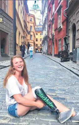 Dünyayı bacağına yazıyor!