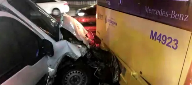 Metrobüs yolunda kaza!