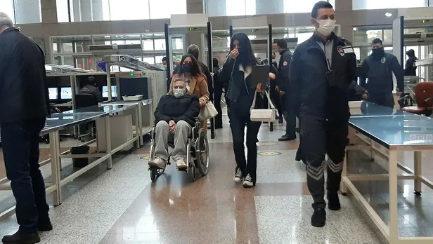 ece-ronay-acti-agzini-yumdu-gozunu-mehmet-ali-erbile-kendi-kizi-benden-1640030440086.jpeg Ece Ronay açtı ağzını yumdu gözünü! Mehmet Ali Erbil'e "Kendi kızı benden..."-3