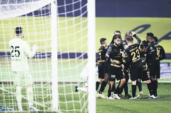 kulupler-birligi-baskani-ali-koc-yabanci-kurali-ile-ilgili-duzenlenen-calistay-sonrasi-aciklamalarda-bulundu-1670025462102.jpeg Kulüpler Birliği Başkanı Ali Koç, yabancı kuralı ile ilgili düzenlenen çalıştay sonrası açıklamalarda bulundu-3