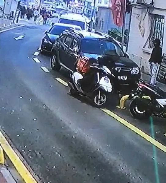 paket-birakmaya-giden-motokuryeye-sok-1-dakikada-caldilar-1644767303093.jpeg Paket bırakmaya giden motokuryeye şok! 1 dakikada çaldılar-3
