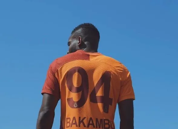 son-dakika-galatasaray-yeni-transferi-cedric-bakambunun-maliyetini-acikladi-1690130624223.jpeg