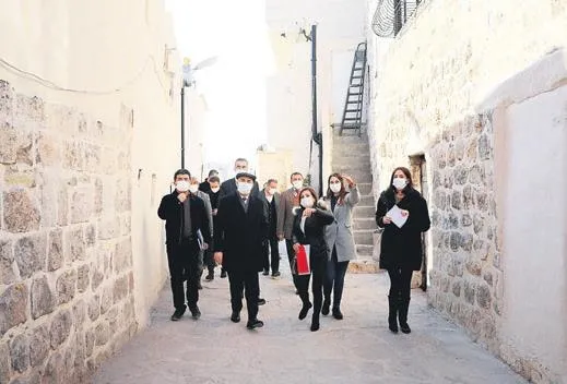 mardin-valisi-ve-buyuksehir-belediyesi-baskan-vekili-mahmut-demirtas-tarihi-binalari-yeniden-canlandiriyor-1650573393184.jpeg Mardin Valisi ve Büyükşehir Belediyesi Başkan Vekili Mahmut Demirtaş tarihi binaları yeniden canlandırıyor-7