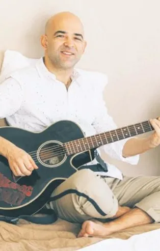 Murat Evgin şarkısıyla sınır tanımadı