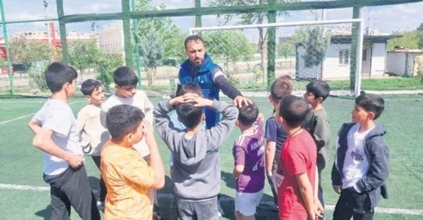 Diyarbakır’da muhtar Orhan yüzlerce çocuğun yaşamına dokunuyor!