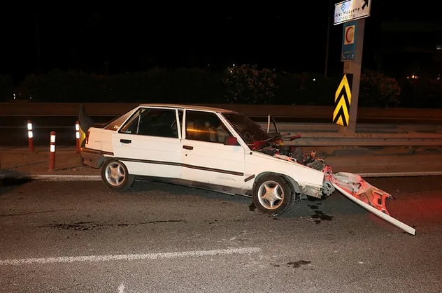 Önce direğe sonra bariyerlere girdi! İzmir'de kaza: 1'i ağır 3 yaralı