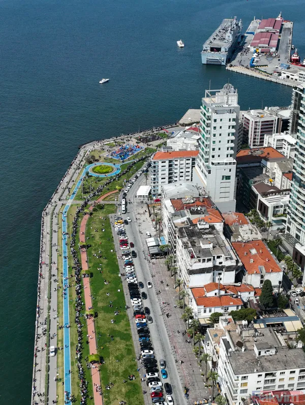 İzmir'de TCG Anadolu'ya 3'üncü de gününde büyük ilgi! Kilometrelerce kuyruk oluştu - 20