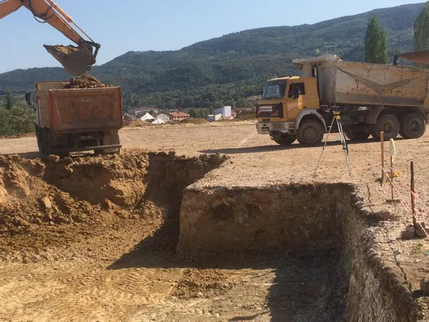 Okul temeli kazısında Roma dönemine ait mezar taşı bulundu-4