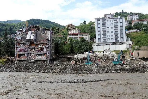 Bozkurt'ta endişeli bekleyiş! Selde yıkılan apartmanda arama kurtarma çalışmaları sürüyor-2