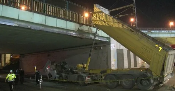 İstanbul Pendik’te facianın eşiğinden dönüldü! Dorsesi açılan kamyon alt geçite çarptı