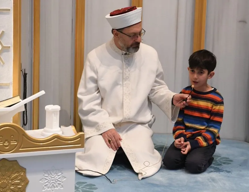 Erbaş paylaştı: Çocuklar camilerimizin süsüdür