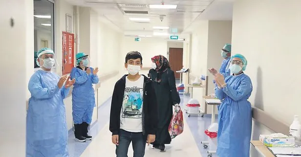 Coronavirüsü yenen 14 yaşındaki Fatih Emir Balcı hastaneden taburcu edildi